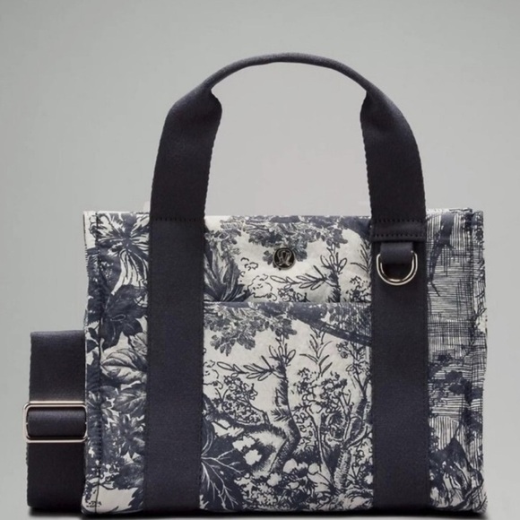 lululemon athletica Handbags - Lululemon RARE Mini Tote Print in Sketch Turtledove Navy/Obsidian 4.5L
